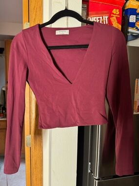Aritzia Babaton Magenta Maroon Long Sleeve V-Neck Crop Top